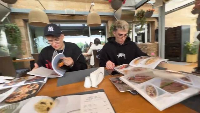 строго лапает свою новую девушку пока гаечка не видит🤭 смотреть онлайн