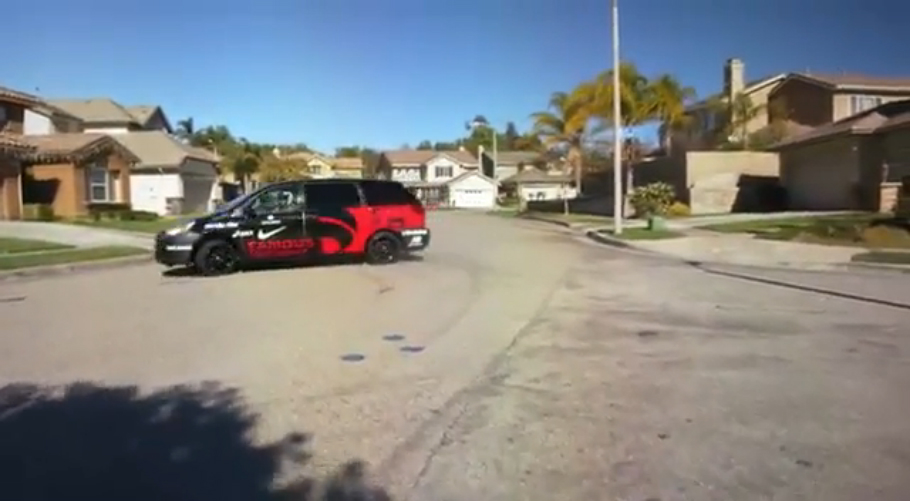 Мама на минивэне устроила детям экстремальный заезд смотреть онлайн