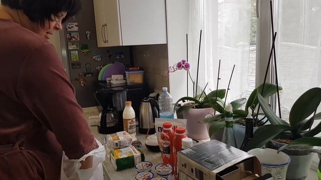 Съездили за покупками ?! Накормили бездомного котика! Убрали во дворе смотреть онлайн