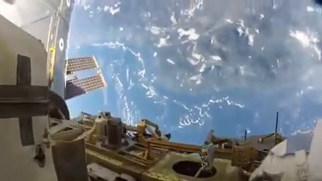 Amazing footage of Earth during a spacewalk on ISS | Memology смотреть онлайн