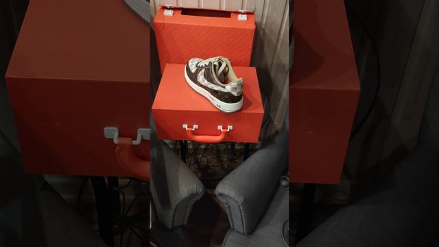 Алираспаковка кроссовки Nike & Louis Vuitton. Коллаборация смотреть онлайн