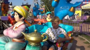 Дети катаются на Паровозике Аттракционы и Карусели в Парке Сказка