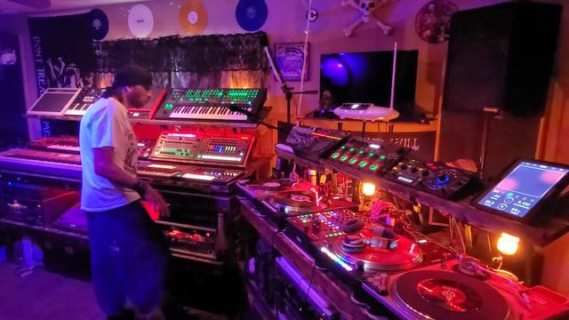 First DnB Jawn. RC 505, Technics 1200s, Reloop RP8000 MK2, Rane 64, MC 707, TR8s, Wavestate. смотреть онлайн