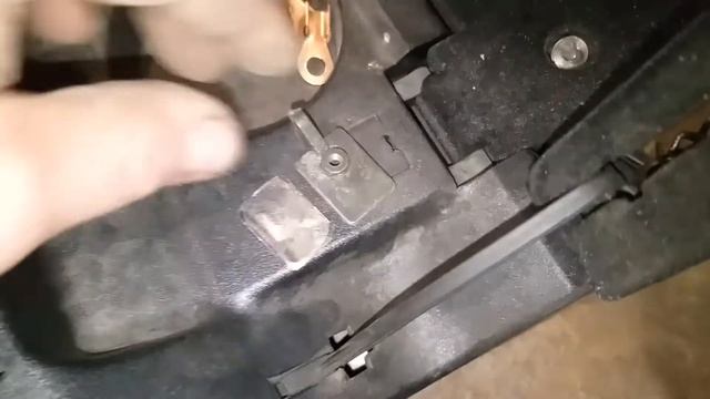 Mercedes W210 Ремонт петли замка бардачка / Mercedes W210 Glove Compartment Lock Hinge Repair смотреть онлайн