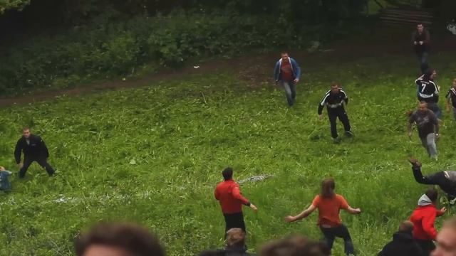 Gloucester Cheese Rolling 2012 OFFICIAL - World's Stupidest Competition смотреть онлайн
