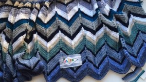 Плед из остатков пряжи узором зиг-заг