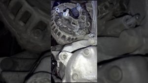 Как снять регулятор напряжения  не снимая генератор Шкода 1,9тди