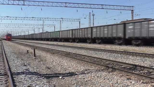 ГРУЗОВЫЕ И ПАССАЖИРСКИЕ ПОЕЗДА НА СТАНЦИИ смотреть онлайн