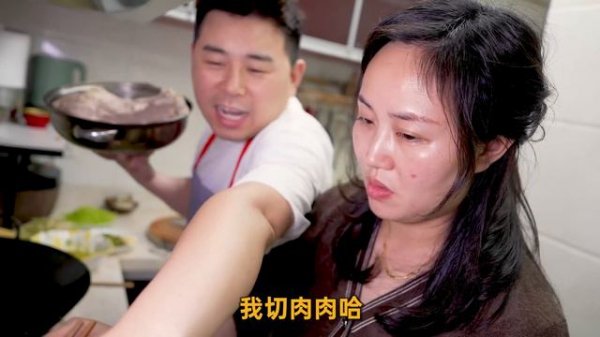 【超小厨】10斤五花肉2斤蒜泥!川味蒜泥白肉大块不腻,拌上料汁儿,安逸的很!