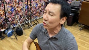 "Мен ауылды ойлап жатып сөнермін". Орындаған: Асқар Көшеров