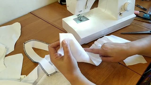 V-образный вырез горловины с отложным воротником. смотреть онлайн