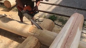 Ручная рубка сруба в русскую чашу с шипом из засомками.