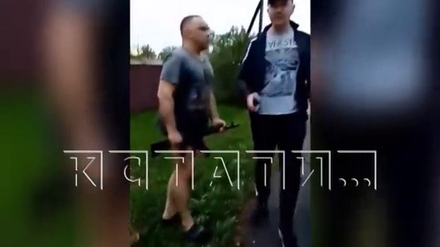 Угрожая ружьем, хозяин дома прогоняет тех водителей, которые ездят по дороге около его дома смотреть онлайн