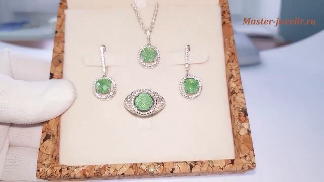 Серебряный комплект с искусственными изумрудами и цирконами смотреть онлайн