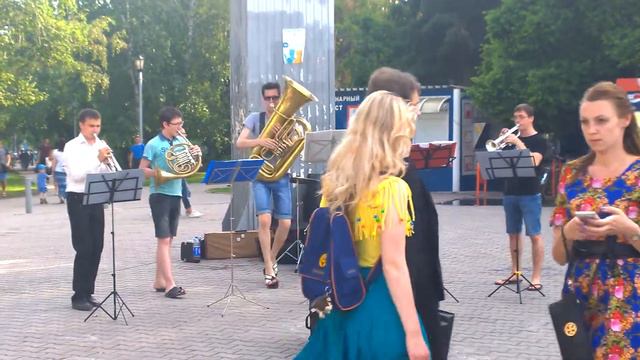 Уличные музыканты Новосибирска: Cover Brass смотреть онлайн