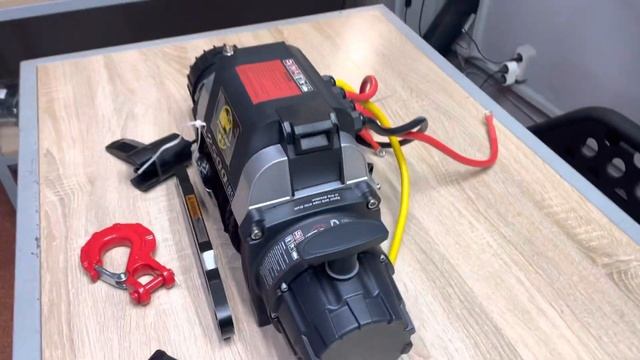 Лебедка автомобильная электрическая 12V PRO&TOP 12500lbs 5670 кг с синтетическим тросом (216/1) смотреть онлайн