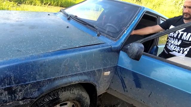 Вытаскиваю ваз 2109 за калесо безумец решил объехать пробку по бездорожью