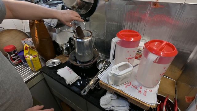 廣東話影片｜港式奶茶｜海外港人喜訊，現在可以網上訂購茶葉，可以在家製作專業級港式奶茶｜香港奶茶歷史演變、配方、如何溝茶、如何煮茶、如何撞茶、如何調配奶茶比例，一刀不剪全過程演示！ смотреть онлайн