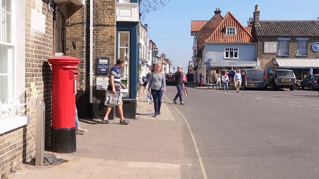 Пляжный отдых в Англии, Джордж Оруэлл и развлечения для трезвенников в городе Southwold смотреть онлайн