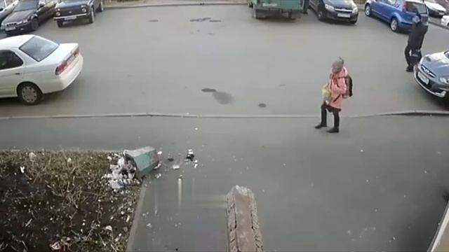 Всё Кемерово обсуждает поступок этого "мужчины" и маленькой девочки. смотреть онлайн