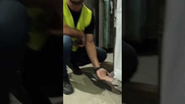 В обязательном порядке внизу панели мы устанавливаем сетку из нержавеющей стали от грызунов. смотреть онлайн