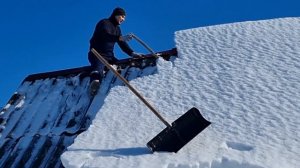 ЧИСТКА СНЕГА С ДВУХСКАТНОЙ КРЫШИ