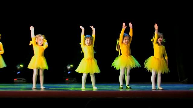 Группа BABY DANCE. "Солнечный зайчик". Танцевальное шоу "Война и сыр" от Студии танцев "А-Dance". смотреть онлайн