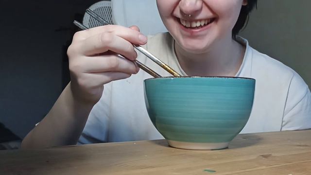 *ем лапшу целую неделю* смотреть онлайн