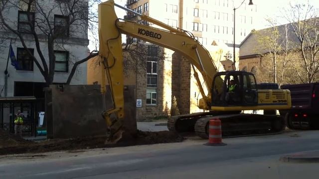 Kobelco Backhoe - Madison, Wisconsin смотреть онлайн