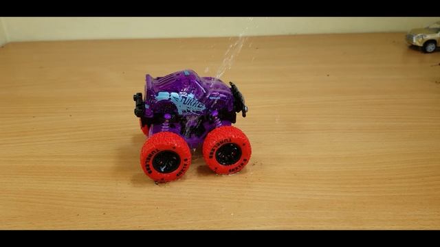 Мойка игрушечных машин после езды по болоту. смотреть онлайн