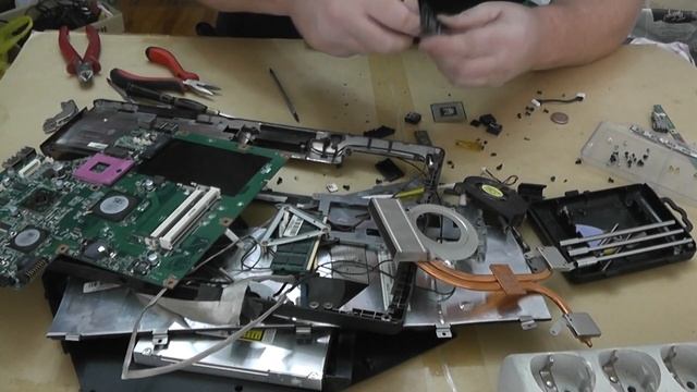 Разборка ноутбука. Часть 3. Приемные детали на материнской плате. смотреть онлайн