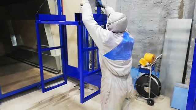 Выкатываем из печи две рамы синего цвета смотреть онлайн