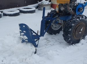 Чистим снег мотоблоком.mp4
