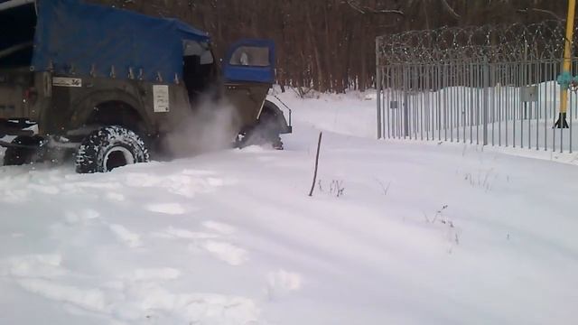 ГАЗ69 и Шевроле Нива в снегу смотреть онлайн