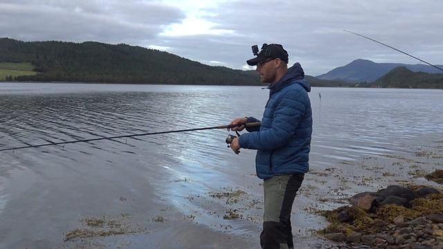 Рыбалка в Норвегии с берега. Какие приманки ЛОВЯТ? Норвегия. Рыбалка в Норвегии 2021. Люр. Треска. смотреть онлайн