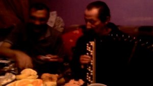 Цыган играет на баяне