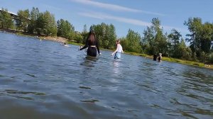 искупались в одежде