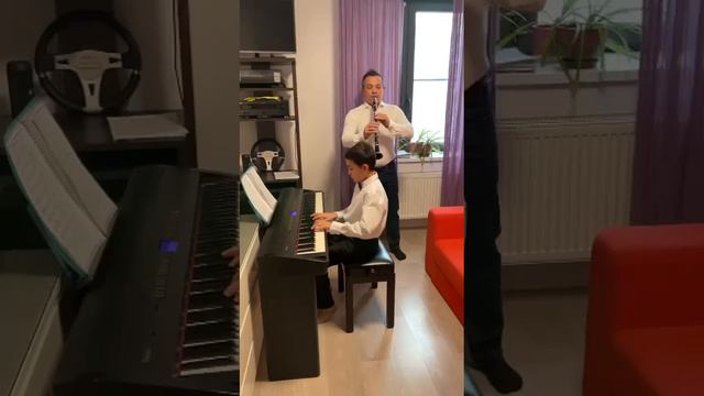 Ivan с папой исполняют песню Н.Богословского на стихи Е.Долматовского "Любимый город" смотреть онлайн