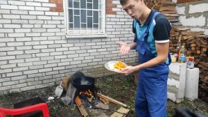 Откручиваем пистолет с полного баллона монтажной пены. ОПАСНО! Готовим в казане молодой картофель.