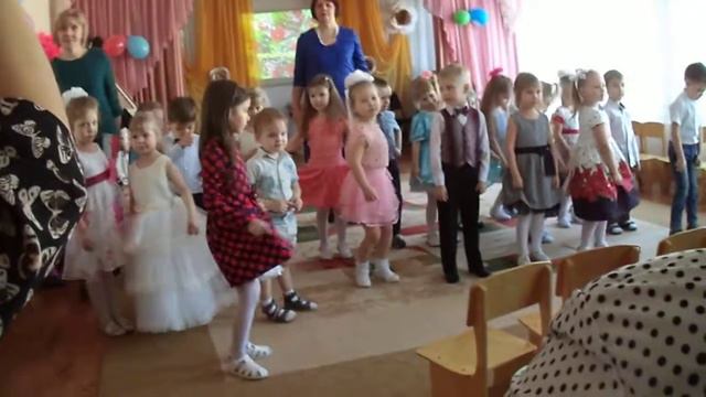 Алиса, песенка 8 марта на утреннике. смотреть онлайн