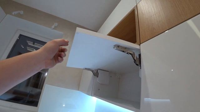 Кухня без ручек . Чёрный профиль . ДСП EGGER и фасад мдф покраска . Обзор Кухни смотреть онлайн