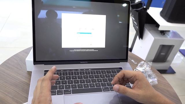 Mua Macbook Pro 15.4 inch 2018 giá 62tr về nghịch ▶ Unbox tận hưởng nha anh em! смотреть онлайн