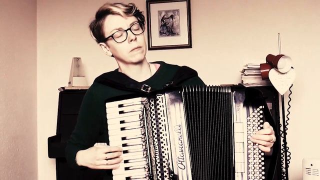 La Valse d'Amélie by Yann Tiersen - accordion Iseabail Strachan смотреть онлайн