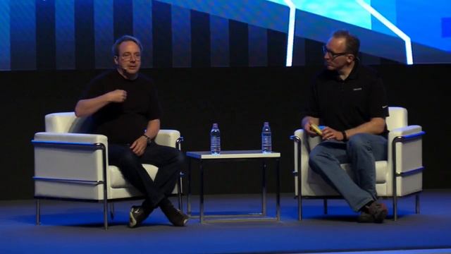 Keynote: Linus Torvalds, Creator of Linux & Git, in conversation with Dirk Hohndel, VP, VMware смотреть онлайн