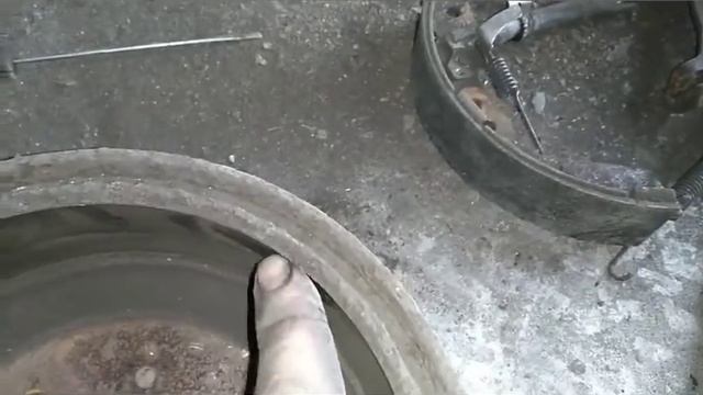 Замена тросов ручника хендай акцент.