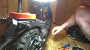 Куго М5  снятие заднего тормоза