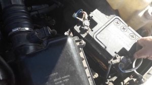 Почему искрят клеммы при зарядке аккумулятора и при одевании клемм в автомобиле.