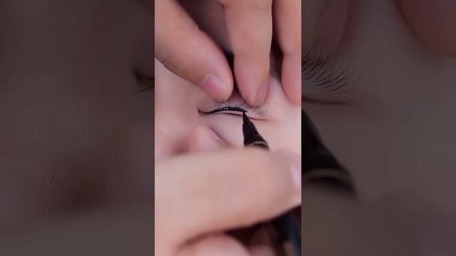 How to apply eyeliner perfectly #shorts #makeup #eyeliner #eyemakeup #diy #viral смотреть онлайн