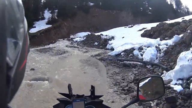 Брод горного ручья, перевал Годердзи весной на мотоцикле. Ford of a mountain stream, Goderdzi pass смотреть онлайн