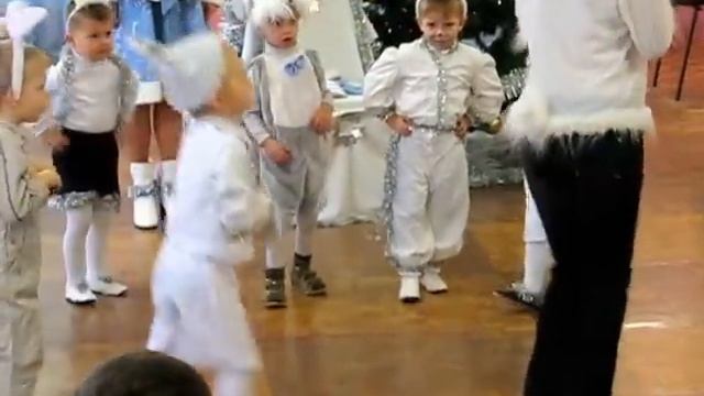 На полянке зайки танцевали - Танец Зайчиков смотреть онлайн